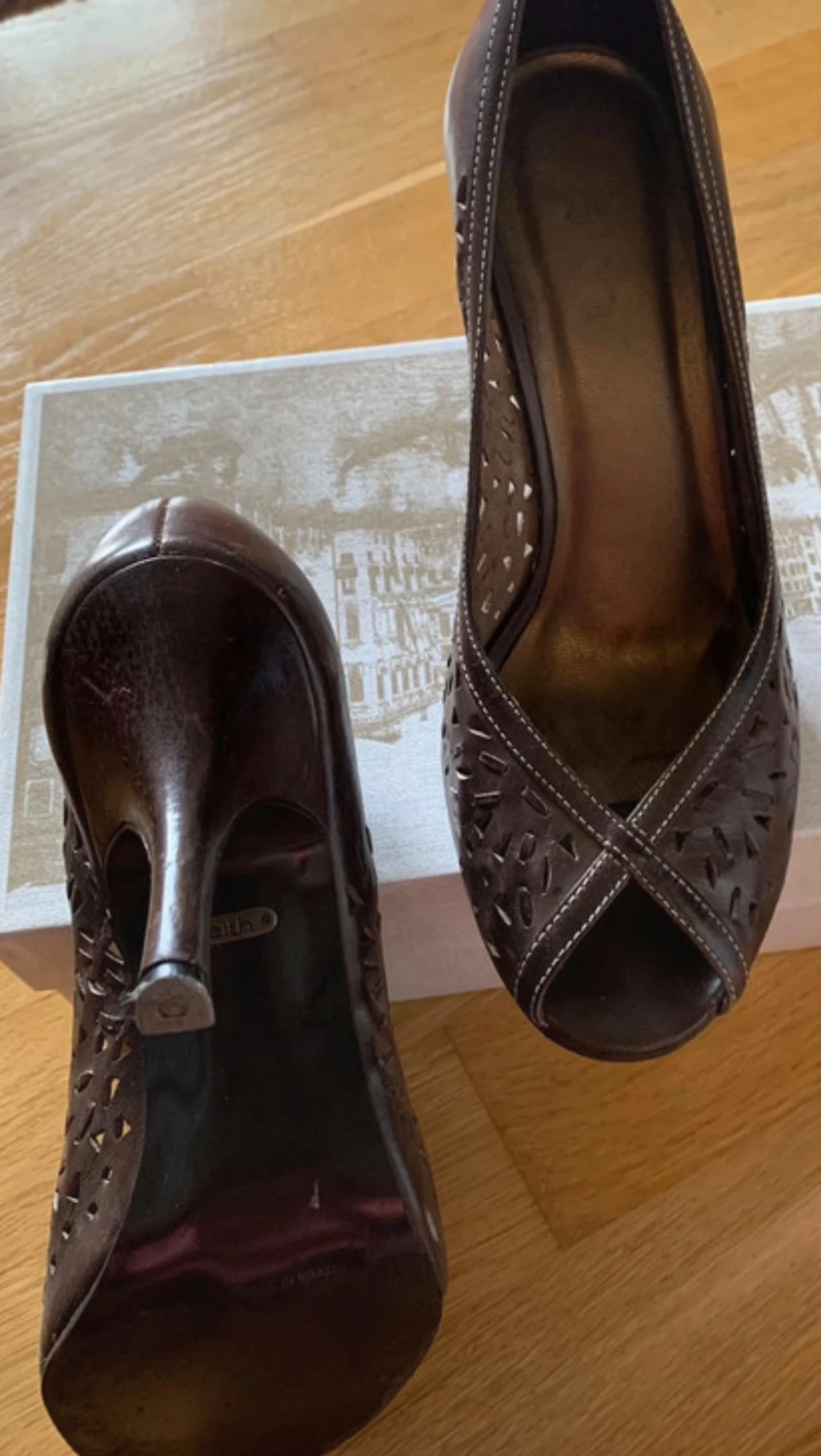 Bruna pumps med öppen tå och klack