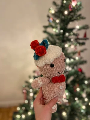 Virkad pepparkaksgubbe - Handgjord virkad pepparkaksgubbe, mistel på huvudet. Fylld med nallefyllning och virkad med polyester garn gjort för gosedjur Funkar både som prydnad och gosedjur. 25cm