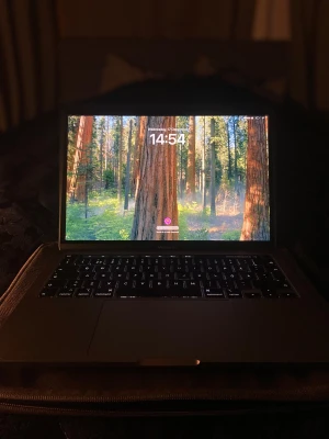 MacBook Pro - Snygg och välvårdad MacBook Pro. Datorn är i fint skick utan repor, Perfekt för både arbete och studier. Levereras med skyddande fodral. Samt laddare 