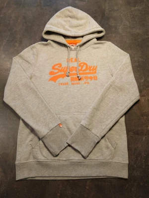Superdry Hoddie  - Fin superdry Hoddie i toppskick. Mått finns på bilderna 