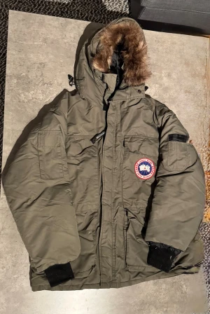 Vinterjacka  - Canada goose jacka som förmodligen inte är äkta, storlek är lite oklart då det står att den är xs men passar mer som m eller L, inte i bästa skicket men fungerar. 