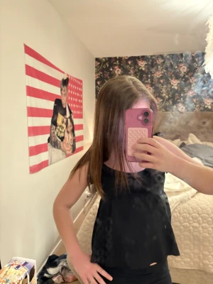 Svart linne L157 - Ett svart gulligt linne från L157 i storlek xs, använd  fåtal gånger och säljer pågrund utav jag inte använder det. Kontakta vid frågor eller fler bilder!!