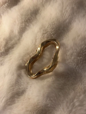 Snygg guldig hårklämma ! - Guldig hårklämma som inte kommit till användning, aldrig använd och inga defekter 💕
