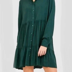 Stradivarius grön klänning, storlek S - No sign of use. Grön klänning med långa ärmar och knappar framtill. Klänningen har en krage och en vågig nederkant.