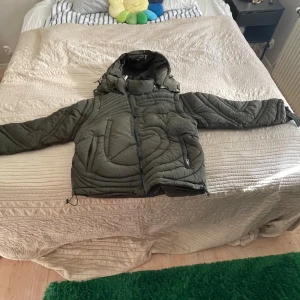 Pufferjacka från corvidae - Unik, stilren vinterjacka från @crvdaeclothing som passar alla stiler. Jackan är i helt nytt skick och kommer med avtagbar huva och ärmar. Riktigt bekväm också. Bra strlk för folk som är runt 175 - 180cm.