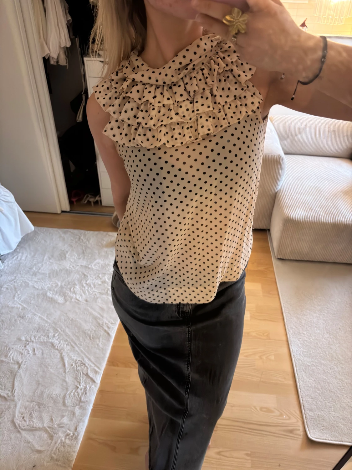 Blus med volang vid halsen