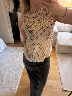 Blus med volang vid halsen - Jättefin prickig blus använd 2 gånger typ så den är i bra skick🩷🩷