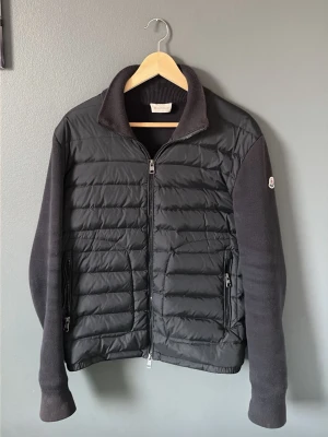 Moncler cardigan - Storlek M, sitter lite i mellan S och M, inga defekter. Scan funkar. Köpt på plick för 1 år sen.