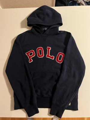 Ralph lauren hoodie mörkblå  - Mörkblå Ralph lauren hoodie. Riktigt snygg perfekt julklapp i helt perfekt skick inga fel storlek passar som XS passar 164-174 cm lång pris 588 kr ej hugget i sten kolla mina andra annonser för mer plus rabatt vid flera köp 😃🎄
