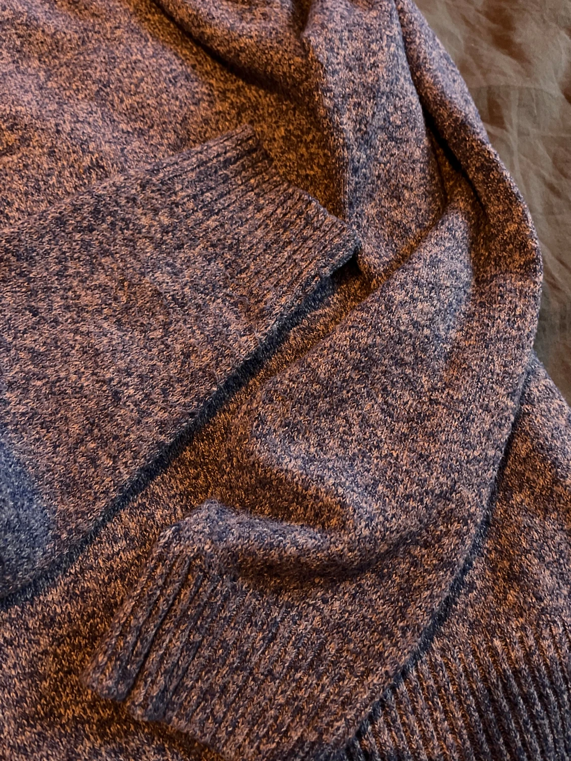 En blå stickad tröja - 1