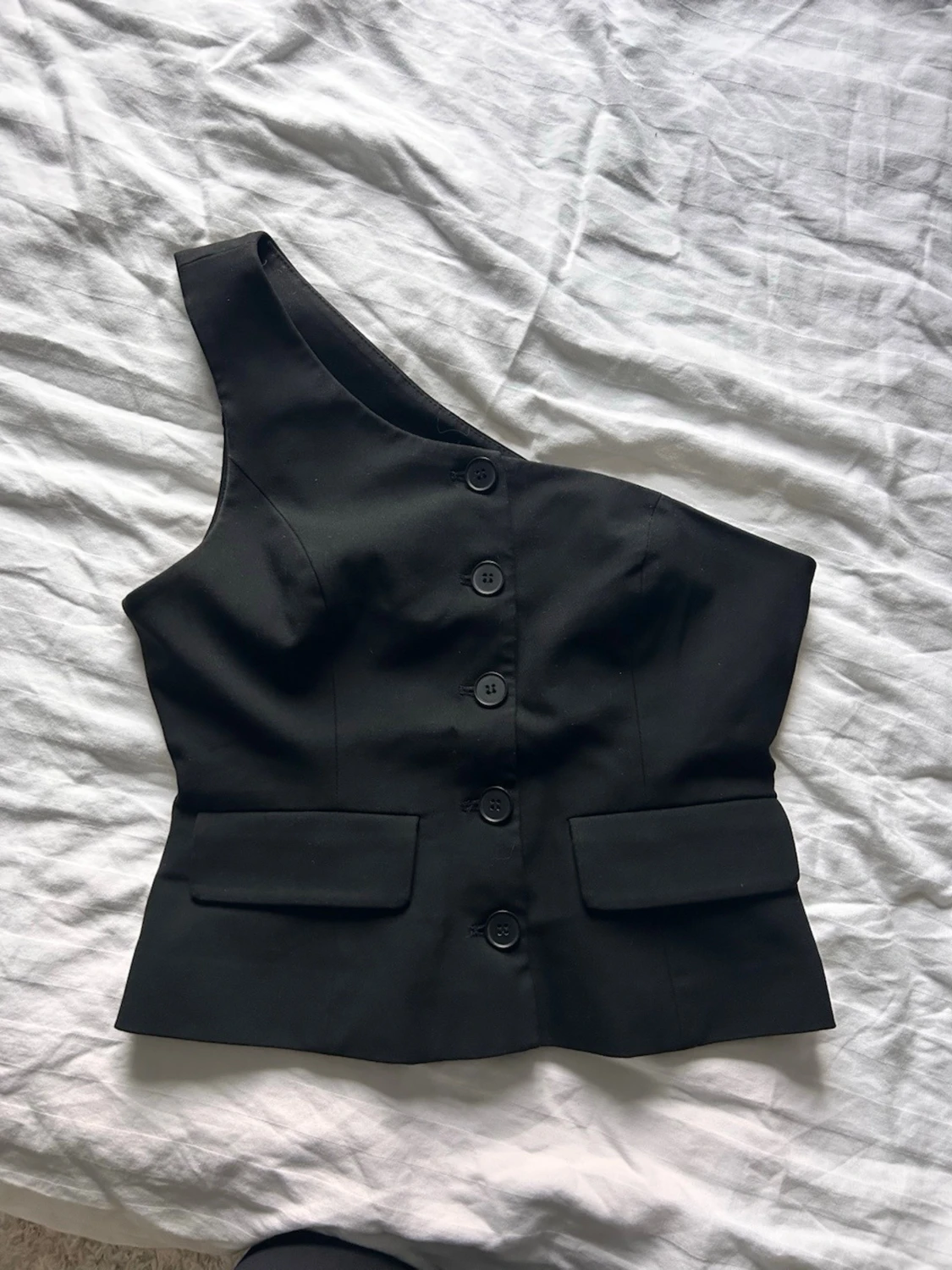 Svart oneshoulder korsett med knappar