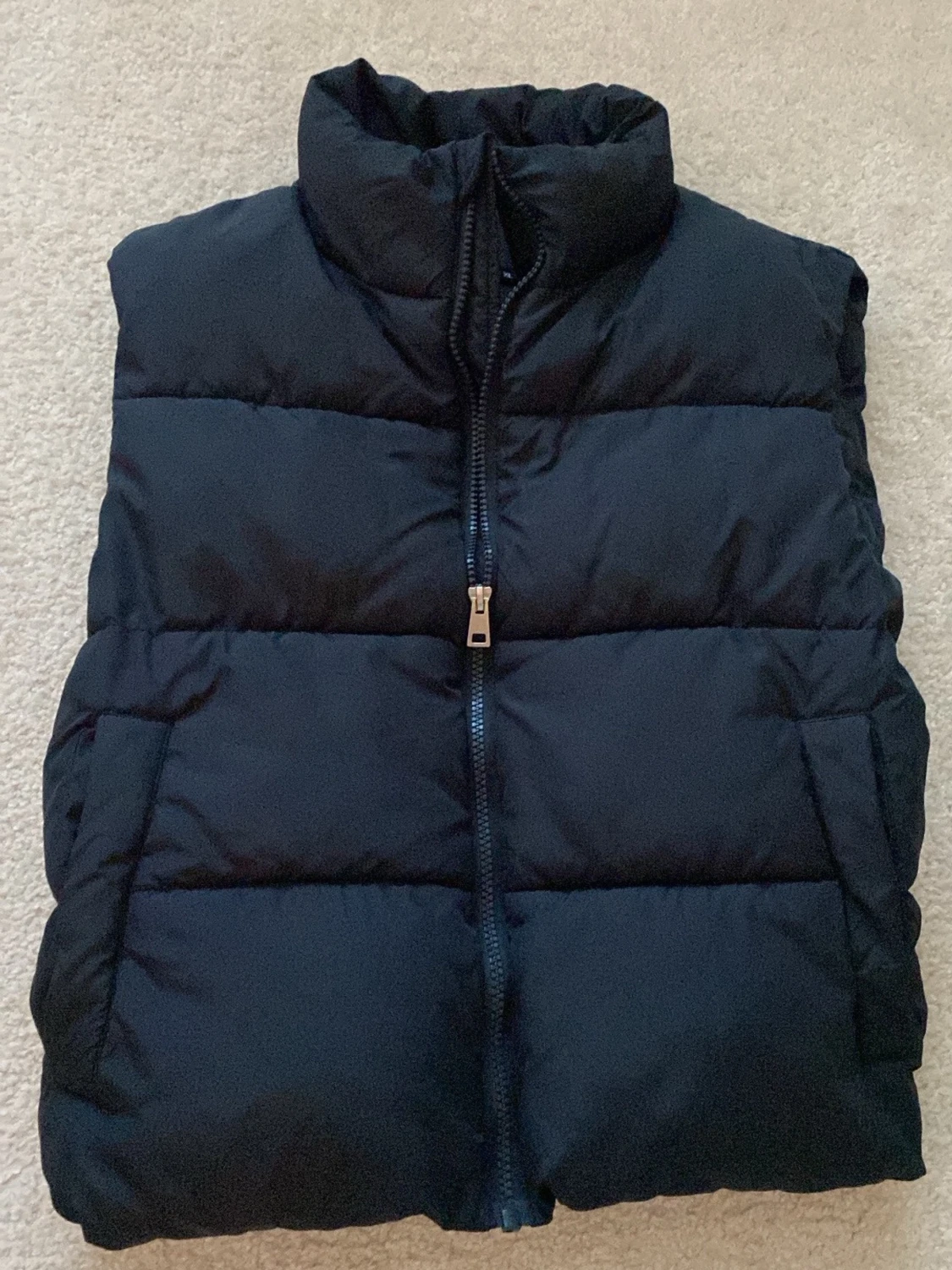 Svart dunväst med dragkedja