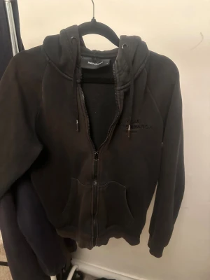 Peakperformance svart - Säljer svart peakperformance tröja 