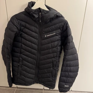 Svart dunjacka Peak Performance S  (R&D)  - Svart dunjacka från Peak Performance (R&D) i storlek S. I mycket gott skick. 