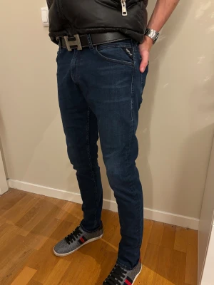 Replay jeans - Snygga mörkblå jeans från Replay med slim passform och klassisk femficksdesign. Jeansen har en diskret logotyp vid fickan och är gjorda i stretchigt jeansmaterial för extra komfort.