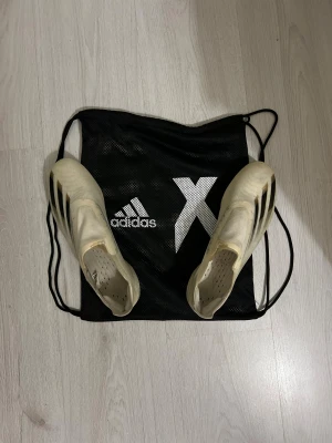 Adidas X ghosted fotbollsskor - feta och lätta fotbollsskor i elite modell, adidas x ghosted modell , säljs inte överallt. Elite påse följs med 