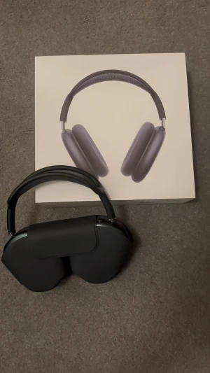 Apple AirPods Max - Snygga Apple AirPods Max i svart, modell A3184. Komplett med originalförpackning och skyddsfodral. Hörlurarna är i mycket bra/nytt utan något slitage alls och har garanti till augusti 2026. USB c ladd medförljer. Jag har inget originalkvitto. Serienumret kan verifieras hos Apple och garanti syns där, därav priset. ”https://checkcoverage.apple.com/?locale=sv_SE” 