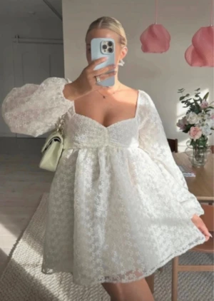 Superfin klänning - Helt ny med prislappen kvar. Superfin till student eller annat tillfälle 💓Första och sista bilden är lånad! 