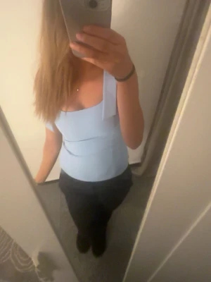 Zara topp - Säljer min ljusblå Zara topp som är slutsåld. Använd 1 gång och tvättat 1 gång alltså nästan som helt ny, säljer för den aldrig kommer till användning. Jätte fin och passar när man vill vara lite snyggare!