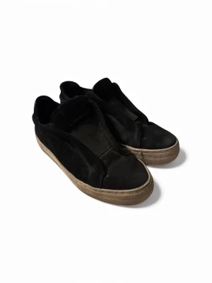 Axel Arigato - Svarta sneakers från Axel Arigato med stilren design och platt sula. Skorna är i hyfsat skick. Lite slitna bak i hälen. Hör av er med funderingar🥂🍾👍👌