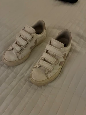 Veja skor storlek 37 - säljer ett par vita/rosa veja skor. skit snygga men lite slitna 