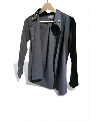 Lexington skjorta -  Riktigt schysst skjorta som är i en väldigt stilren marinblå färg! Skjortan är använd en gång så i nyskick 🥂🍾 hör av er vid funderingar!!