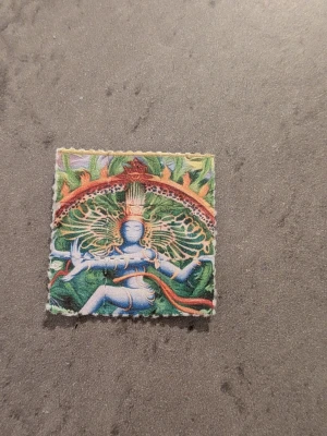 LSD Blotter Art - Konst på perforerat papper - Disclaimer:  Detta är perforerat papper med tryck. Det innehåller INTE LSD, eller någon annan form av psykoaktiva substanser. Det är inte heller någon RC drog. Detta är enbart perforerat papper med tryck. Varken mer eller mindre. Förväntar du dig något annat så kan du fara åt fanders.   Detta är enbart för kosmetiskt syfte. Så kallat Blotter art. Ett samlarobjekt. Konst. Jag vill vara mycket tydlig med att det inte är någonting annat, och således helt lagligt.   Snusdosan på bilden är för att ge
