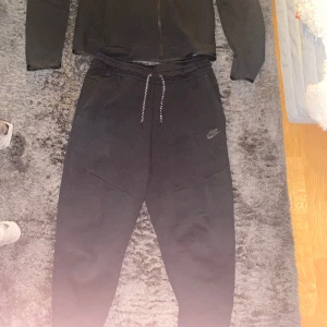 Svart Nike Tech fleece bundle  - Svart Nike tech, i princip oanvänd och skicket är 10/10 Storleken är M på både byxorna och flisen, kan även sälja enskilt då det endast är att höra av sig. Ord pris för båda var 2399  och säljer nu för 1050