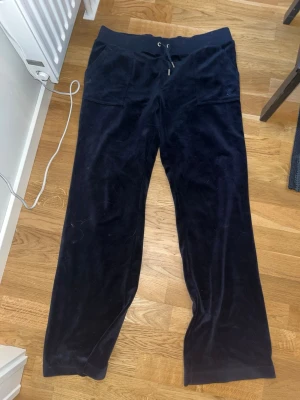 Blå juicy byxor - Jättefina blå juicybyxor i bra skick ❤️#JuicyCouture #Juicy #2000s #y2k 