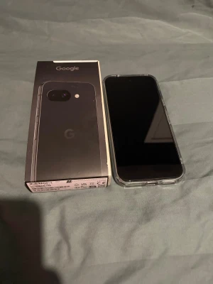 Google Pixel 8 - Säljer en helt ny Google Pixel 9a 128 GB i färgen Obsidian (svart). Telefonen är oanvänd och i perfekt skick. Jag har redan förberett den med ett stilrent genomskinligt skal, härdat glasskydd på skärmen samt skydd för kameralinserna – allt professionellt monterat för att du ska kunna använda den direkt utan krångel. Detta ingår: Google Pixel 9a (ny/oanvänd) Genomskinligt skyddsskal Monterat skärmskydd i härdat glas Monterade linsskydd . Om man vill ha grapheneOS fixar jag det på köpet