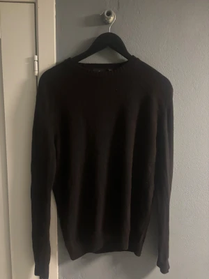 Mörkbrun stickad tröja Oscar Jacobson - Säljer en mörkbrun stickad tröja från Oscar Jacobson. Väldigt fint skick storlek M. Givetvis äkta vara. Köpt på Joel i Borås. Vid frågor bara att höra av sig. 