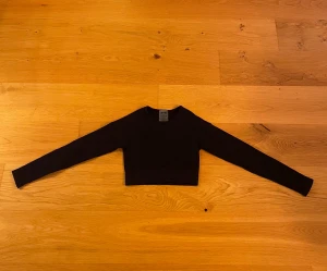 Croppad träningströja från aim’n - En tight croppad träningströja från aim’n i storlek S. Använd ett fåtal gånger, är lite liten i storleken.