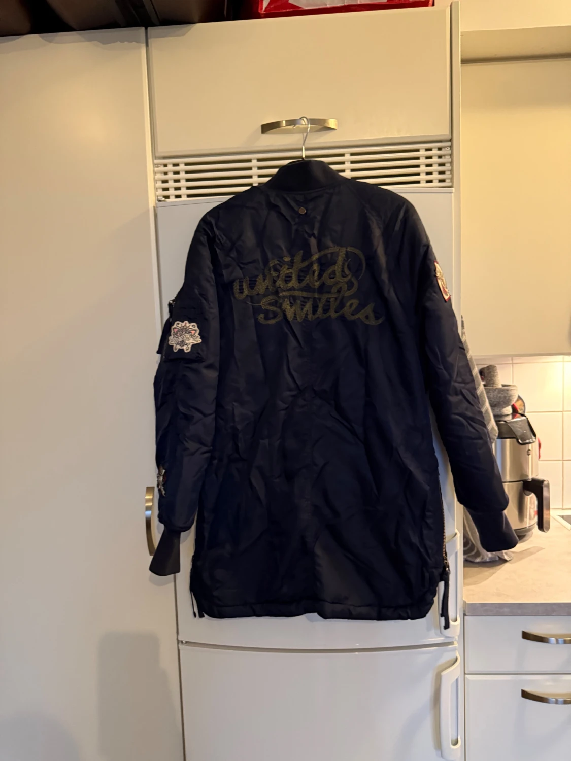 Mörkblå bomberjacka med patches - 5