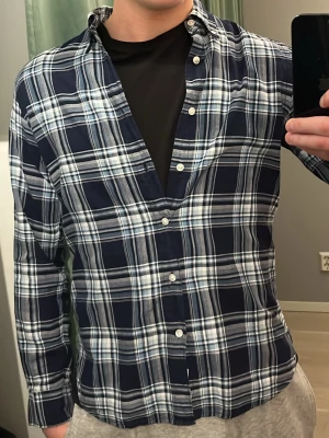 Flanell skjorta från Woolrich S - Riktigt nice flanell skjorta från Woolrich i storlek Small. Nypris: ca 1800 kr. Materialet är riktigt mjukt och skönt. 