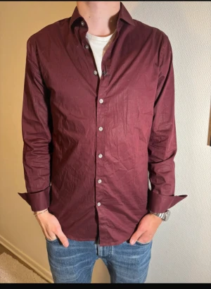 Tiger of Sweden skjorta  - Snygg vinröd skjorta från Tiger of Sweden i slim fit-modell. Skjortan är i nyskick, pris kan diskuteras skriv om ni undrar över något! 