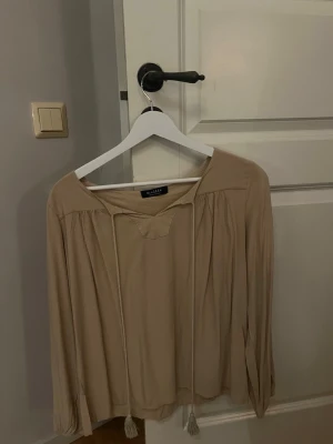 Blus - Fin beige blus💕 stoleken är oklar men skulle tippa på S/M