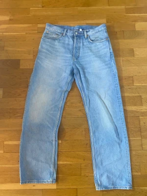 Weekday space ljusblå raka jeans - Ljusblå jeans från weekday med klassisk femficksdesign och raka ben. Jeansen har en normal passform och är tillverkade i bomull. Snygga kontrastsömmar och enkel stil som funkar till många olika looks. Perfekt för dig som gillar en clean och avslappnad vibe.