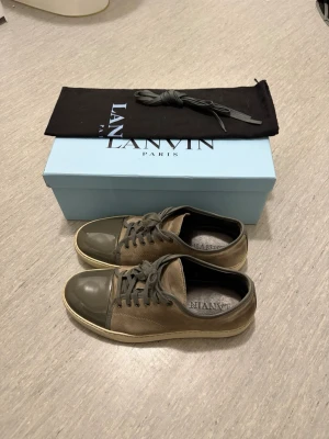 Lanvin CapToe  - Tja, säljer ett par schyssta lanvin captoe i storlek uk8, motsvarar 42-43. Dem är sparsamt använda som man ser på bilderna och skicket är därför 8/10. Allt Og medföljer. Lådan är i mycket bra skick och dustbagen/snörena är helt nya. Vid mer frågor är de bara att höra av sig!🔥👋🏼