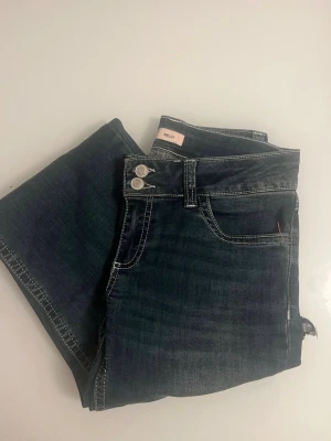 Mörkblå bootcut jeans från Nelly - Helt nya Nelly jeans som aldrig är använda!  Har sprättat upp sömmen längst ner för att få dom längre!💗 