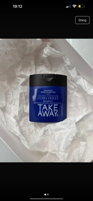 Charles Worthington Ultra Violet Shampoo - En färgförstärkande ultra violet shampoo från Charles Worthington i en snygg blå plastflaska med svart lock. Perfekt för att tona blont hår och ge en kallare nyans. Flaskan rymmer 75 ml och är smidig att ta med på resa🖤