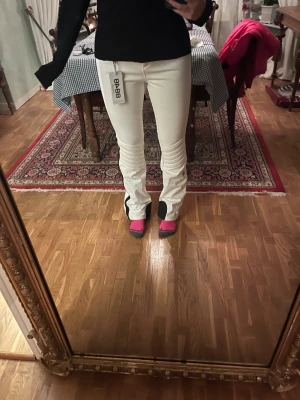 8848 Altitude skidbyxor - 8848 Altitude softshell skidbyxor. Vita med svarta ränder på utsidan av benet. Använda sparsamt förra vintern, har fåtal tecken på användning längst ner vid muddarna men inget som syns mycket. Supersköna och stretchiga. Storlek 38Lång. Passar perfekt i storlek och tillräckligt långa på mig som är 170. Nypris 3000kr. Finns i Stockholm men kan också skickas 😊. Priset är diskuterbart. 