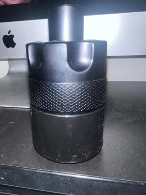 Azzaro The Most Wanted 100ml - Azzaro The Most Wanted Eau de Parfum Intense, 100 ml. Snygg och modern flaska med unik design. Tillverkad i Frankrike. Perfekt för dig som vill sticka ut med din stil. Finns kvar 97-98 ml kvar