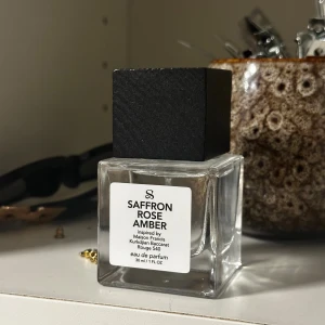 Saffron Rose Amber parfym 30ml - Modern eau de parfum med 30 ml volym, inspirerad av Maison Francis Kurkdjian Baccarat Rouge 540. Perfekt för dig som vill sticka ut med en unik doftprofil.