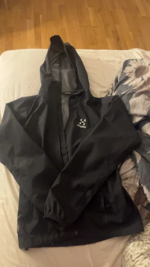 Haglöfs jacka - Säljer min haglöfs jacka pågrund av att jag inte använder den, som helt ny använt den ungefär 5 gånger den är inte sönder någonstans, pris kan diskuteras 