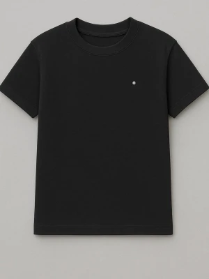 Svart premium T-shirt – minimalistisk brodyr (•) (S) - Denna T-shirt är skapad för dig som uppskattar ren design och detaljer.  Tillverkad i högkvalitativ bomull med mjuk känsla och stabil struktur som håller formen över tid. Den mycket diskreta brodyren framtill ger ett stilrent och modernt uttryck utan text – enkel, tidlös och lätt att bära till vardags.  • Färg: Svart • Detalj: Diskret brodyr (•) • Material: Mjuk och slitstark bomull • Passform: Bekväm • Skick: Ny