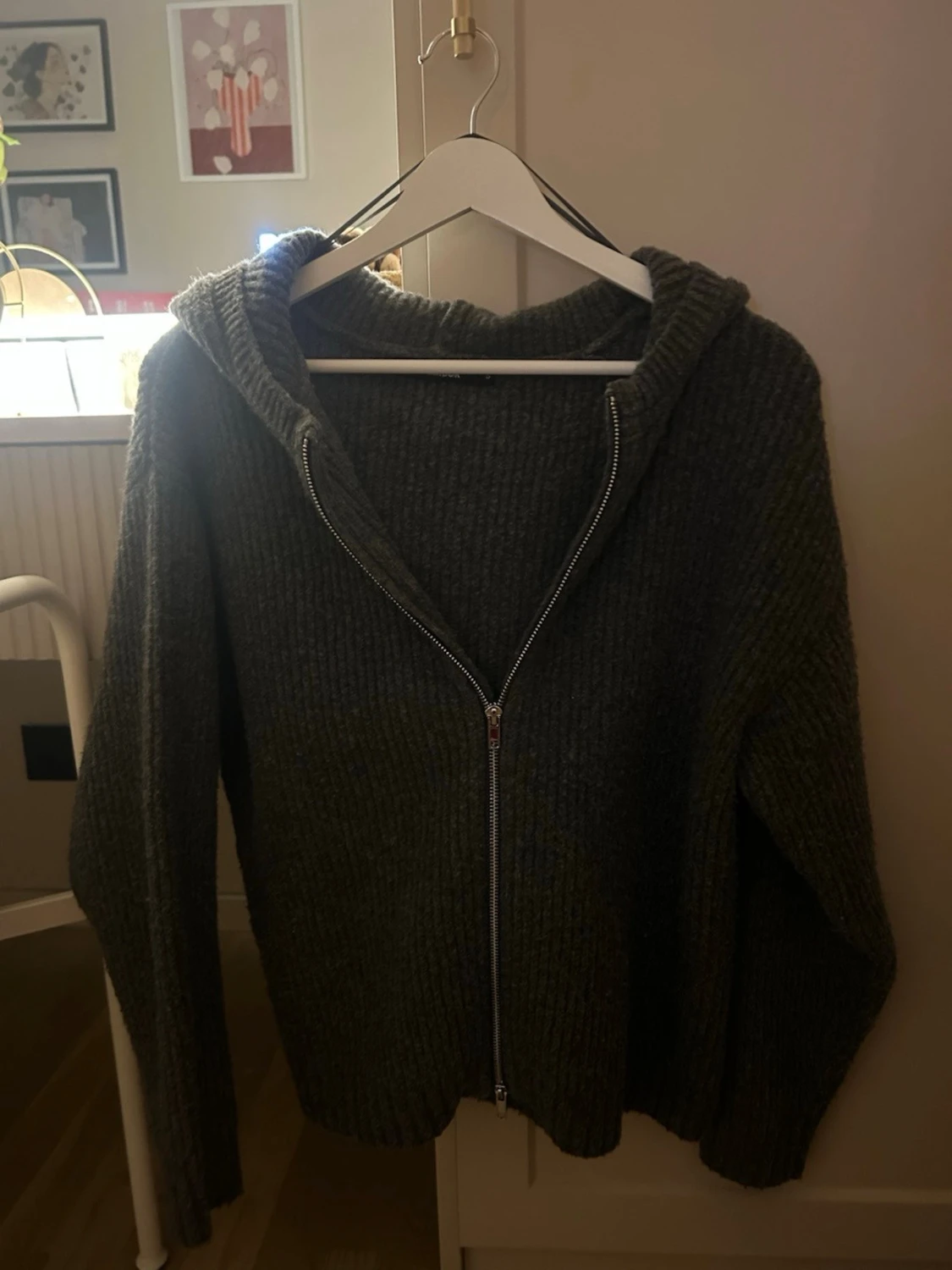 Mörkgrå stickad kofta  med dragkedja - 1