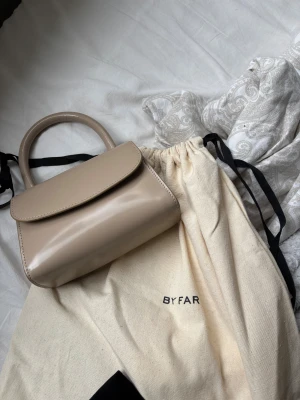 Beige BY FAR väska  - köpt på Vestaire collective och har knappt använts, skriv för fler bilder eller detaljer! 
