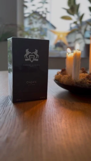 Parfums de Marly Oajan 125ml - Säljer en helt ny och oöppnad Parfums de Marly Oajan. Fortfarande inplastad och i perfekt skick.  Oajan är en varm, lyxig och söt doft med kanel, honung, tonkaböna och vanilj – en elegant och långvarig parfym som passar perfekt för kvällar och kallare dagar aldrig använd. Snabb leverans och trygg affär!  🎁 Perfekt som julklapp – exklusiv och garanterat uppskattad. a k#opia