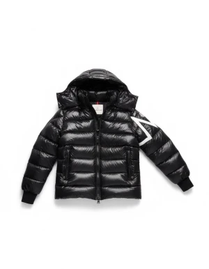 Svart dunjacka från Moncler - Säljer en svart dunjacka från Moncler med glansig finish och huva. Jackan har en vit detalj på ena ärmen, två sidofickor med dragkedja och ribbade muddar vid ärmslut. Perfekt för kalla dagar och har en riktigt snygg streetstil.