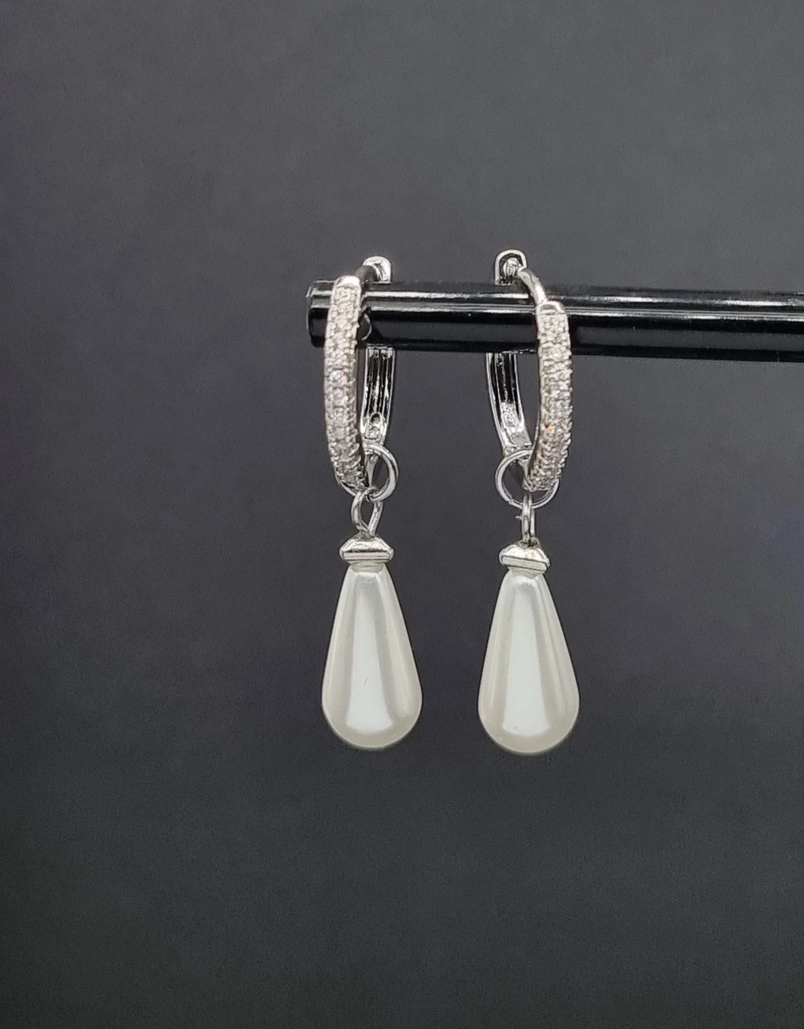 Handgjorda örhängen med pärldroppar och zirconia